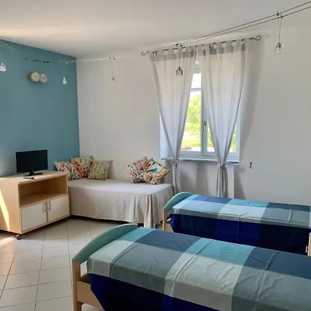 Mini-appartamenti, Lanterna Blu Πανσιόν 3*